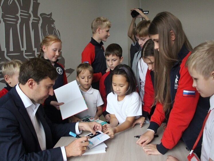 Международный гроссмейстер Карякин открыл в Абакане шахматный клуб