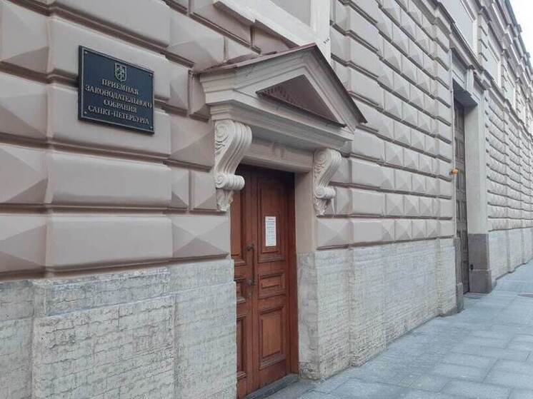 От 500 конвертов с именем депутата ЗакСа Макаровой избавились задаром