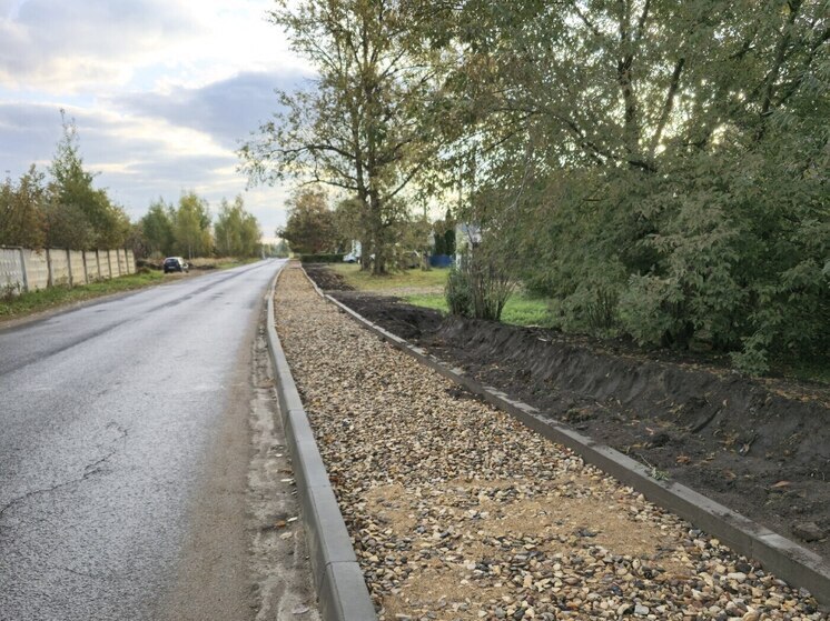 В калужском Кирове восстанавливают тротуар