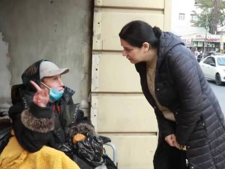 Живущая на остановке в Махачкале женщина отказалась от помощи