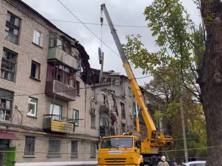 В Красном Луче продолжаются работы по расчистке завалов после взрыва газа в одной из многоэтажек