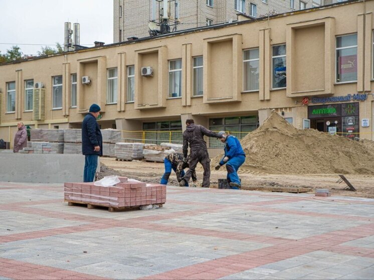 В сквере у ТЦ «Куряночка» к 25 октября планируют устелить плитку