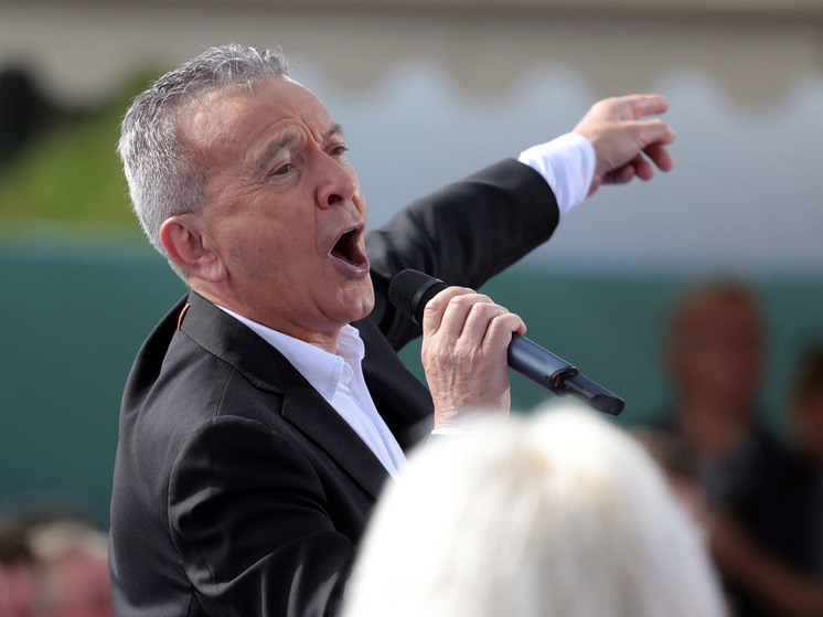 Итальянский исполнитель Pupo прилетел отметить тройной юбилей в Москве