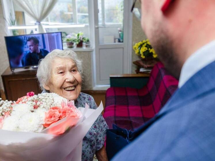 Иван Лебедев поздравил участника Великой Отечественной войны со 109-летием Мурманска