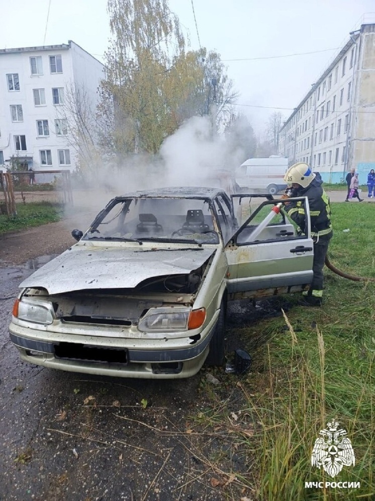 Стала известна причина пожара, уничтожившего в Волгореченске «десятку»