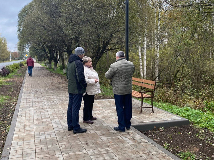 В поселке Хвойная отремонтировали мост через Песь и пешеходную дорожку