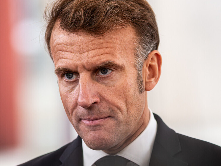 Politico: отставка правительства вгоняет Францию в хаос