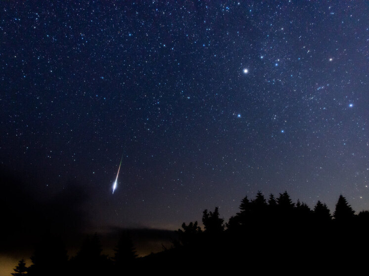 Звездопад из созвездия Дракона относится к слабым и будет плохо виден из-за Луны
