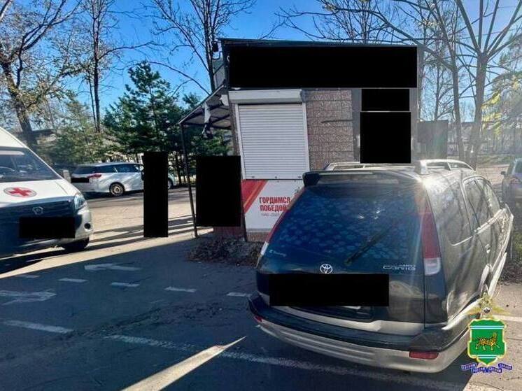 В Биробиджане автоледи съехала с дороги и въехала в киоск