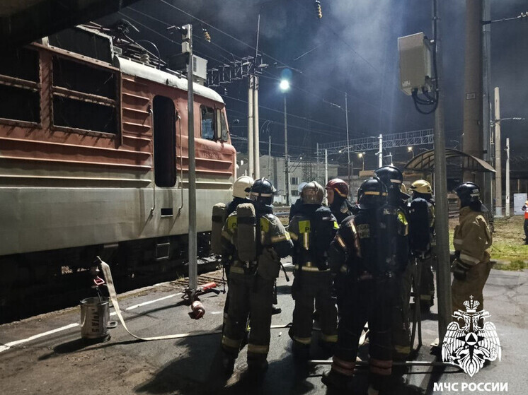 Электровоз загорелся на железнодорожном вокзале в Вологде