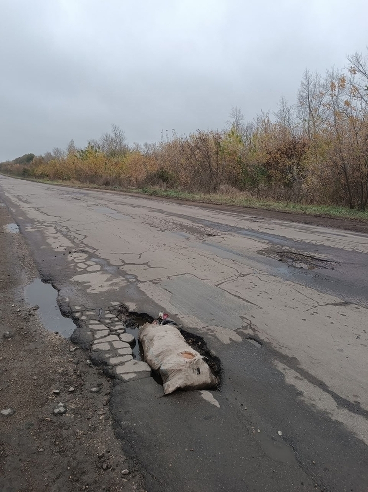 Жители Ливенского района стали ремонтировать дороги с помощью мешков с мусором