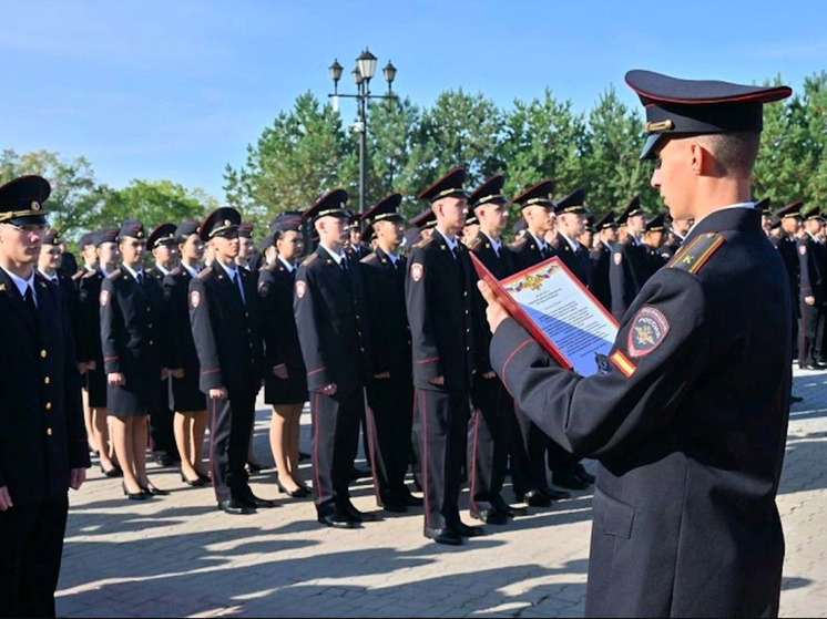 Мэр Хабаровска поздравил курсантов ДВЮИ МВД с приведением к присяге