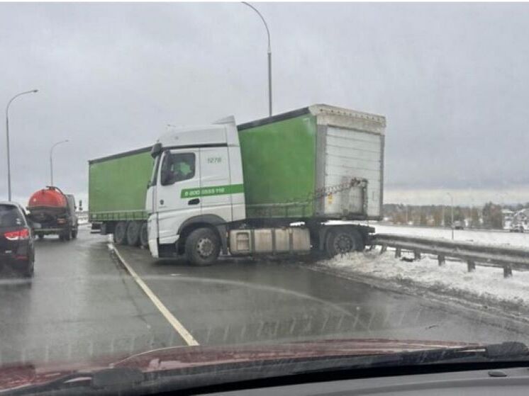 Грузовик заблокировал трассу под Новосибирском после ДТП с отбойником