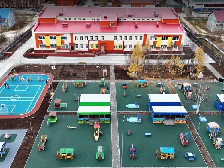 Новые игровые комплексы и герои сказок украсили территорию садика в Уренгое