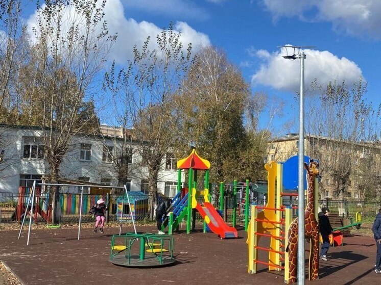 В Омске открыли новую детскую игровую площадку