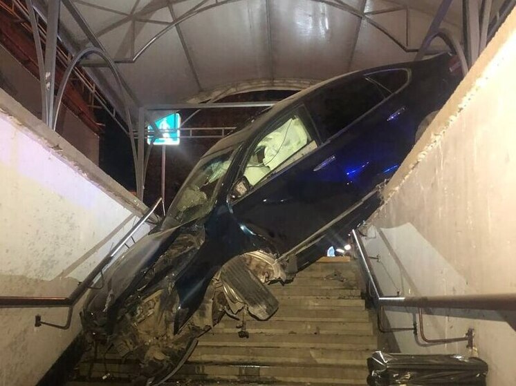 В Симферополе легковушка влетела в подземный переход
