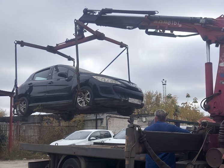 С улиц Нижнего убирают десятки брошенных автомобилей