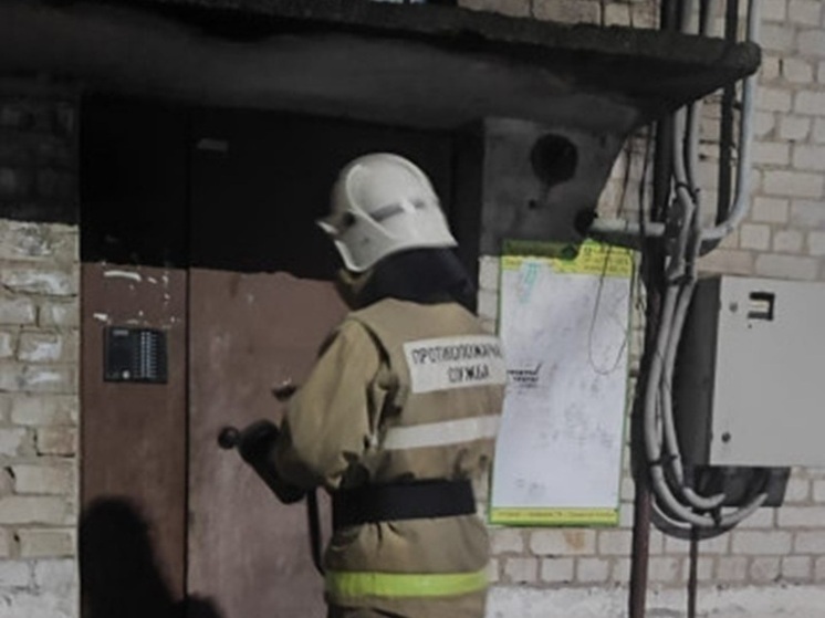 Пожарные Фатежского района помогли пожилой женщине, которая заперлась в квартире