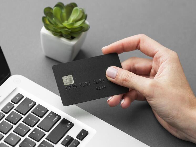 Опрос: более половины сибиряков хотели бы привязать к банковской карте льготы или проездной