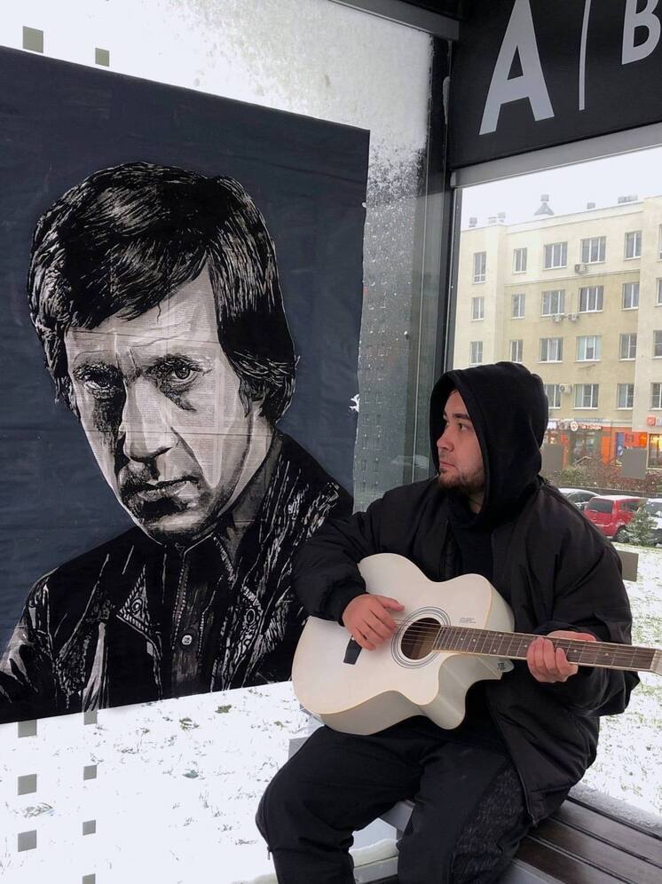 Прокопьевский художник Дамир Хуссамов нарисовал портрет Высоцкого на остановке