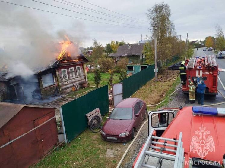 В Новгородском округе пожарные потушили один дом и спасли от огня другой