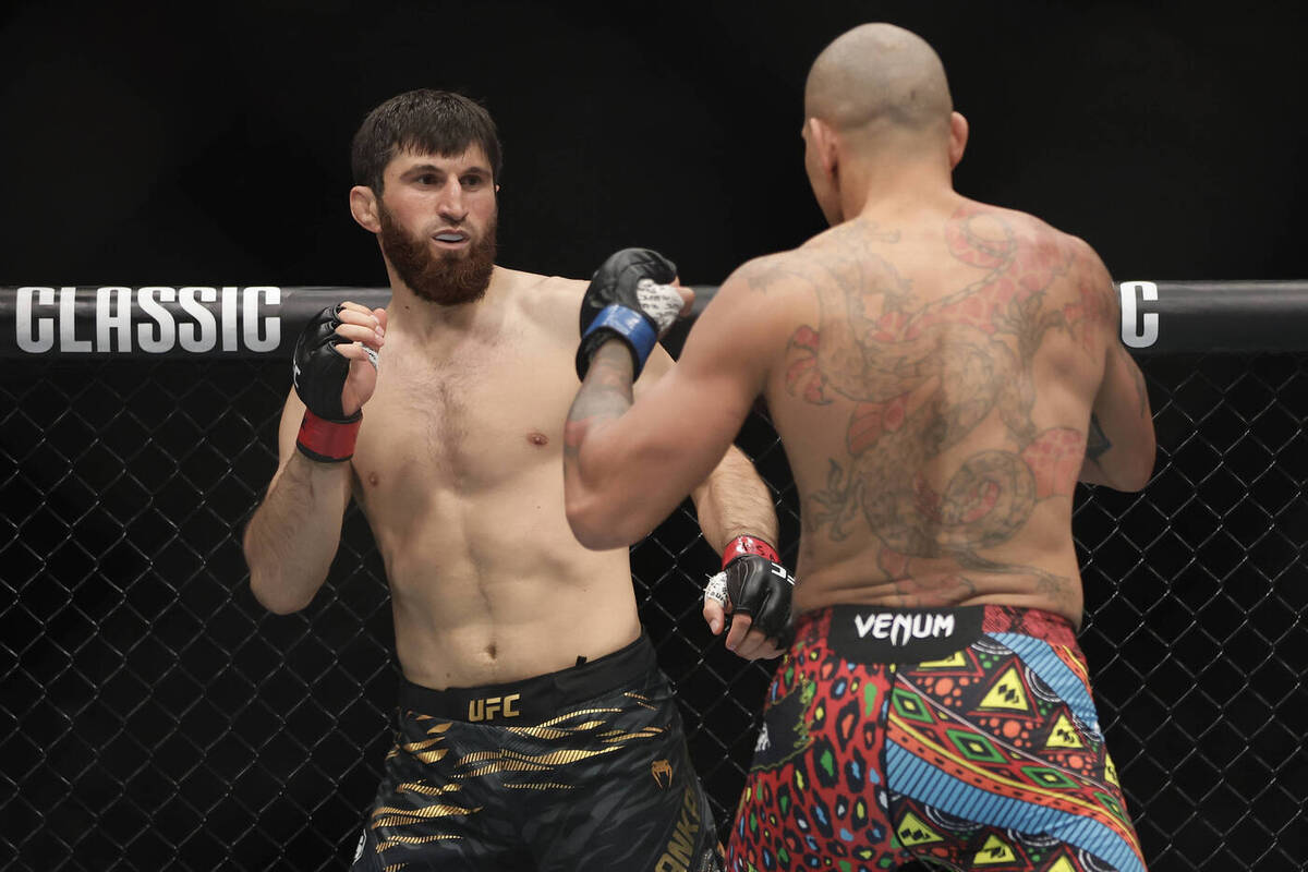 Часть команды российского бойца настаивала на отмене поединка