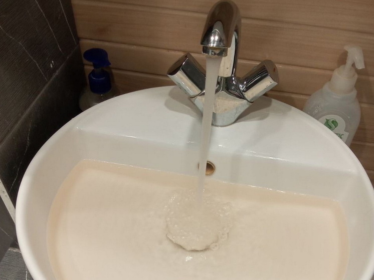 Жильцы многоквартирных домов Волжска жалуются на грязную воду из крана