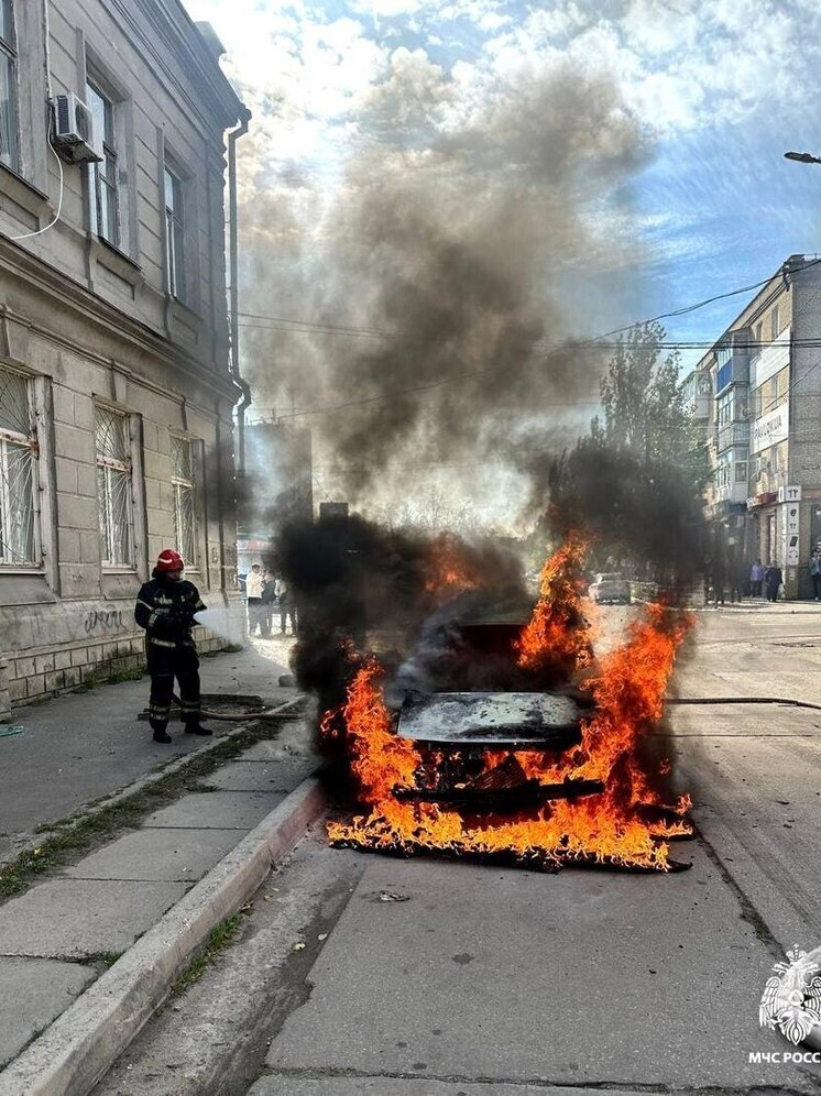 Запорожские пожарные оперативно потушили загоревшийся легковой автомобиль в Бердянске