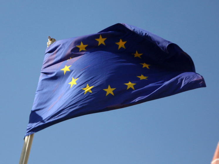 Euractiv: ЕС ищет способы совместить два кредита Украине под залог активов РФ