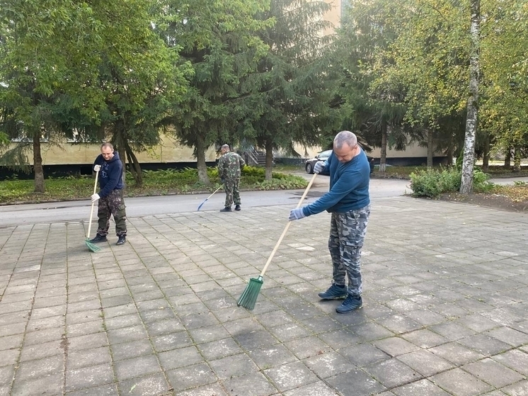 Новгородские полицейские провели эколого-патриотический субботник