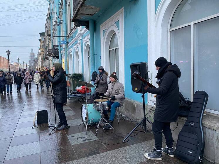 Более 300 уличных артистов  хотели выступать летом в Петербурге