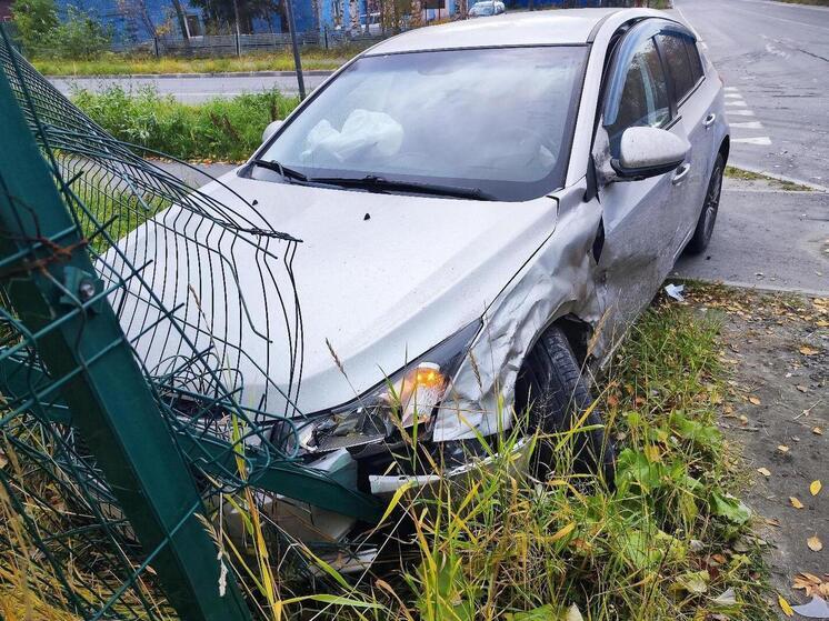 Водитель Chevrolet Aveo пострадал в аварии в Ковдоре
