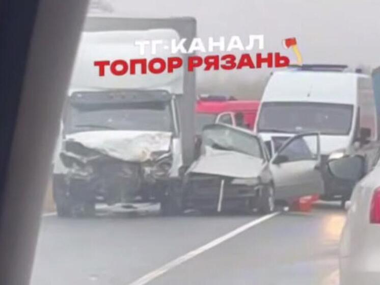 Легковушке смяло кузов в ДТП с «Газелью» под Рязанью