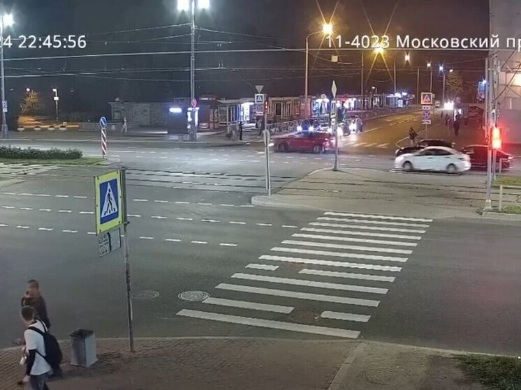 36-летний петербуржец вылетел на перекресток и снес пешеходов и торговый павильон
