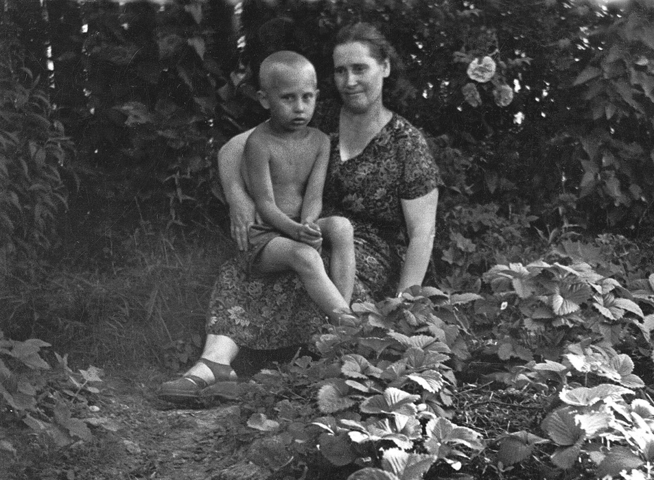 6-летний Владимир Путин с матерью