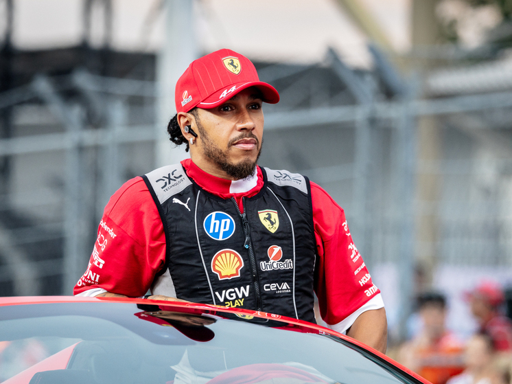 Гран-при Сингапура Формулы-1, состоявшийся 5 октября, стал для Льюиса Хэмилтона днём одновременно рекордов и разочарований. Семикратный чемпион мира, выступающий в этом сезоне за итальянскую команду «Феррари», не сумел подняться на подиум, но при этом установил историческое достижение и, к сожалению, одновременно вошёл в историю команды и с негативной стороны.