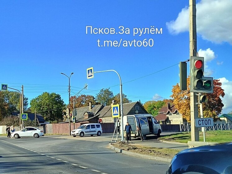Светофорщики ремонтируют постоянно путавший псковичей светофор