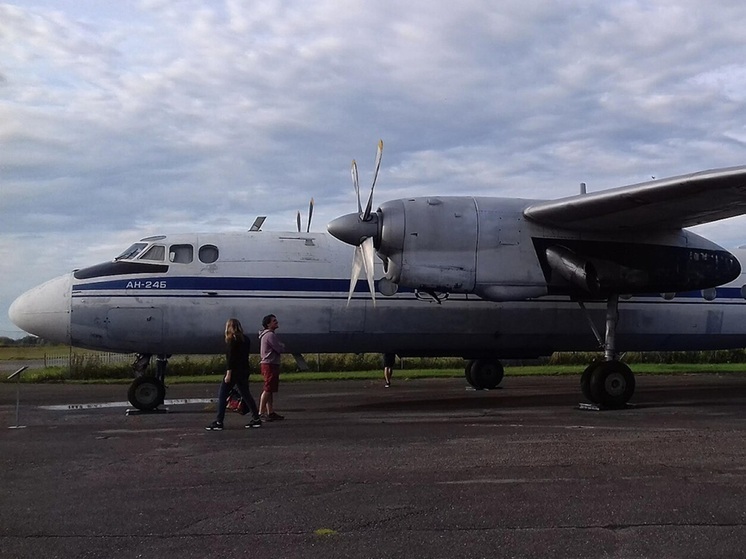 Самолет с поврежденной кабиной экипажа аварийно сел в Красноярске