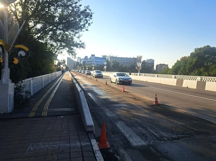 В Сочи продолжается ремонт участка Курортного проспекта на мосту между остановками "Театральная" и "Светлана"