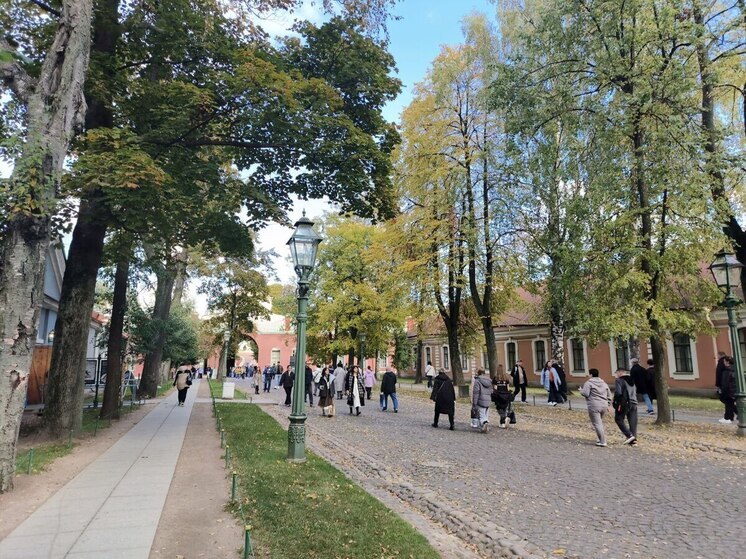 Петропавловскую крепость не закрывали и люди проходят свободно