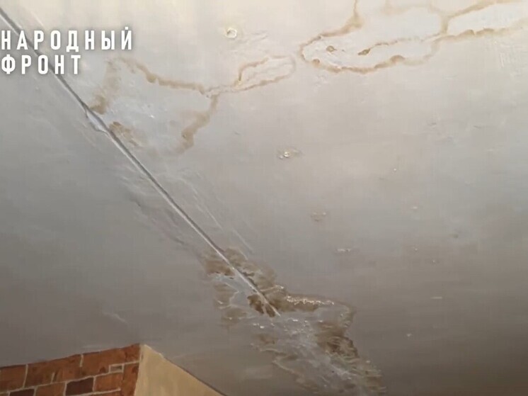 В Орле жители многоквартирного дома страдают от постоянных протечек крыши