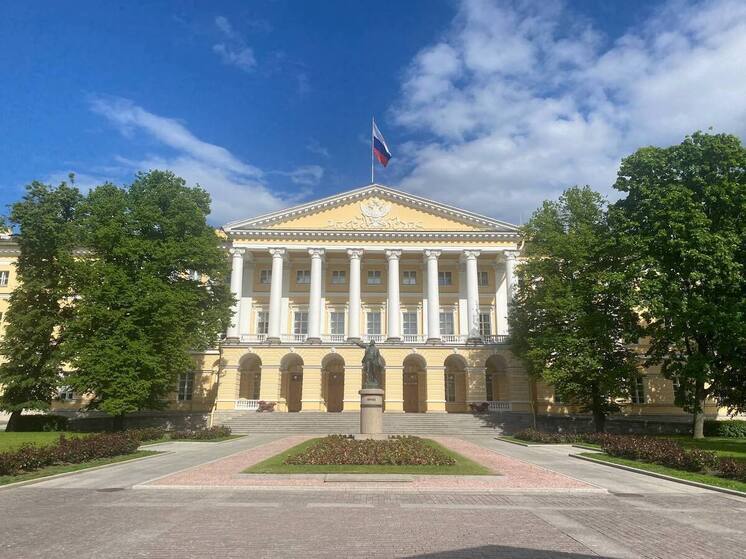 В залах Смольного поставят «женское счастье» и долларовые деревья