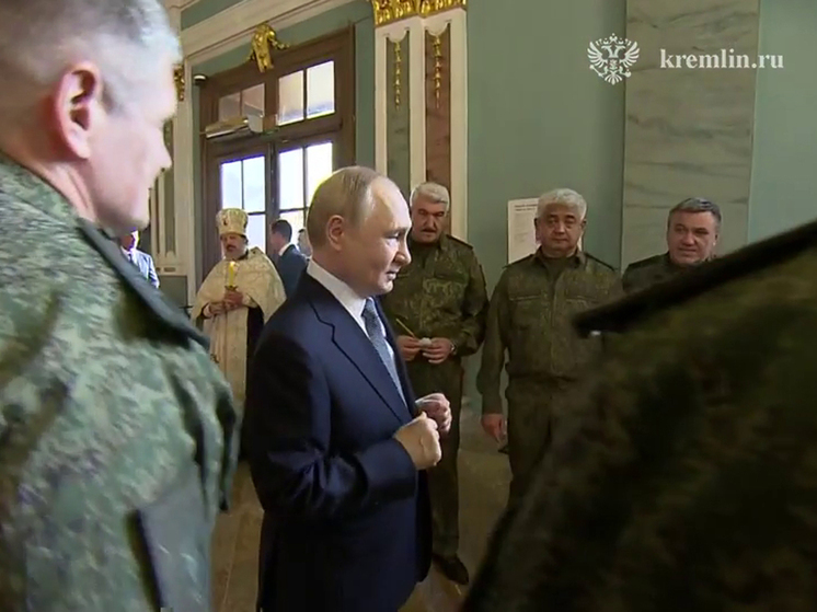 Владимир Путин в день рождения посетил усыпальницу Романовых и провёл совещание с военными