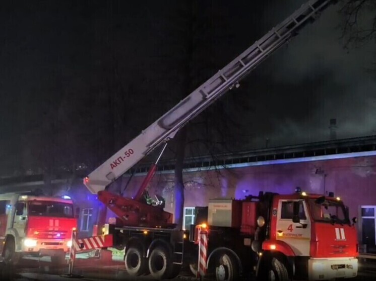 В Екатеринбурге вспыхнул пожар на территории крупного предприятия