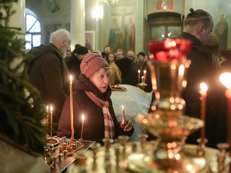 Священник рассказал, в какие подсвечники ставить свечи за живых и мертвых
