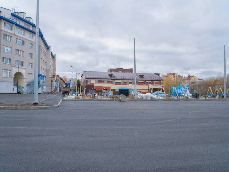 В Салехарде на Мира обустраивают современную детскую площадку