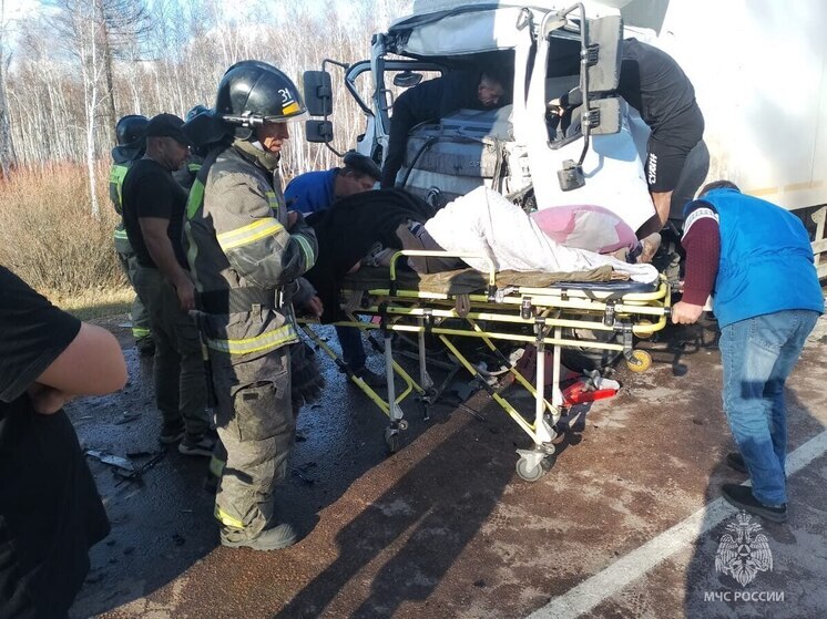 Спасатели вытащили из смятой машины пострадавшего в ДТП в Забайкалье