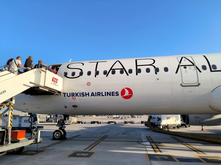 Застрявшим в турецкой Анталье россиянам предлагают вернуться домой в среду