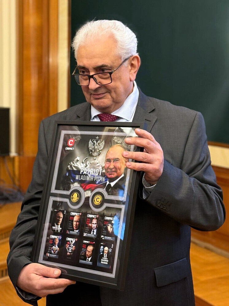 Посол РФ в Берлине Нечаев получил серебряную монету, посвященную Путину