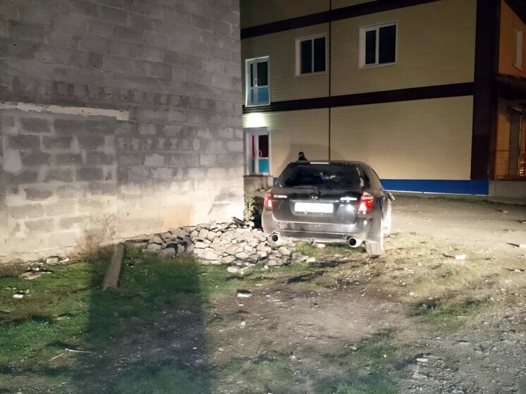 На Алтае «бесправный» водитель иномарки врезался в строящееся здание